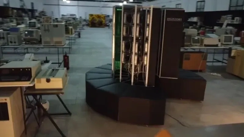 İspaniyada 30 ədəd "Mac mini"-dən əfsanəvi "Cray-1" superkompüterinin replikası hazırlanıb
